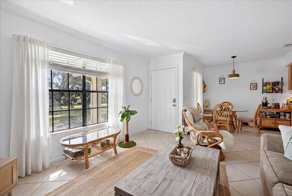 For Sale: $310,000 (2 beds, 2 baths, 947 Square Feet)