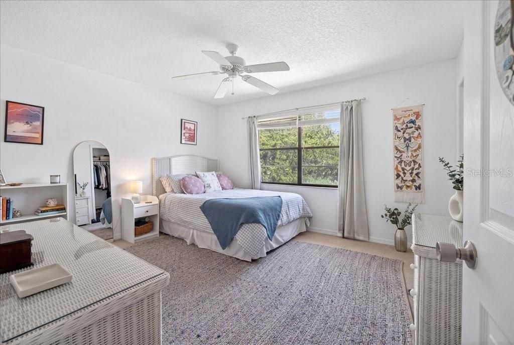 For Sale: $310,000 (2 beds, 2 baths, 947 Square Feet)