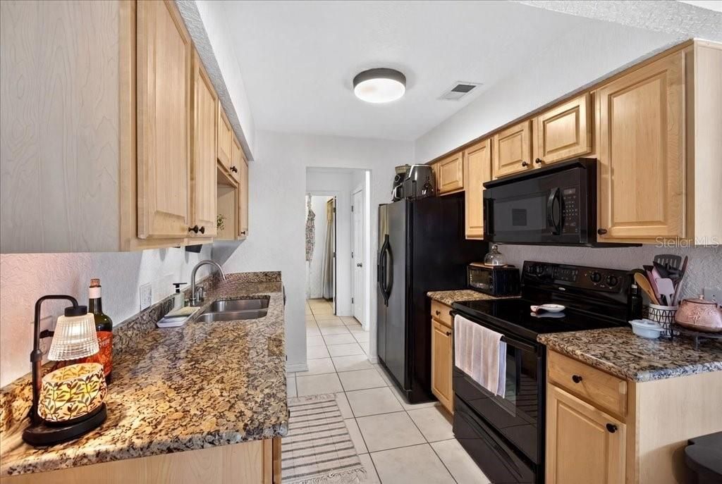 For Sale: $310,000 (2 beds, 2 baths, 947 Square Feet)