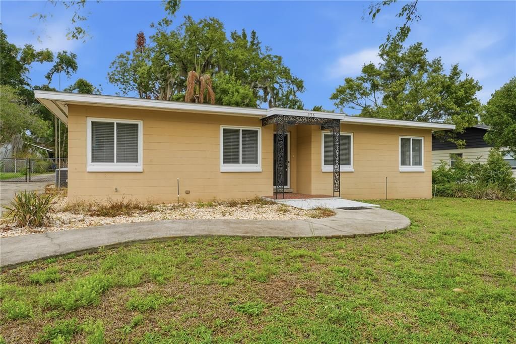 For Sale: $305,900 (2 beds, 2 baths, 1917 Square Feet)