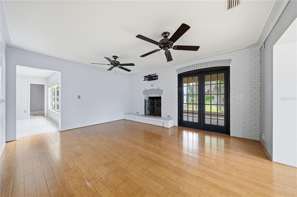 For Sale: $305,900 (2 beds, 2 baths, 1917 Square Feet)