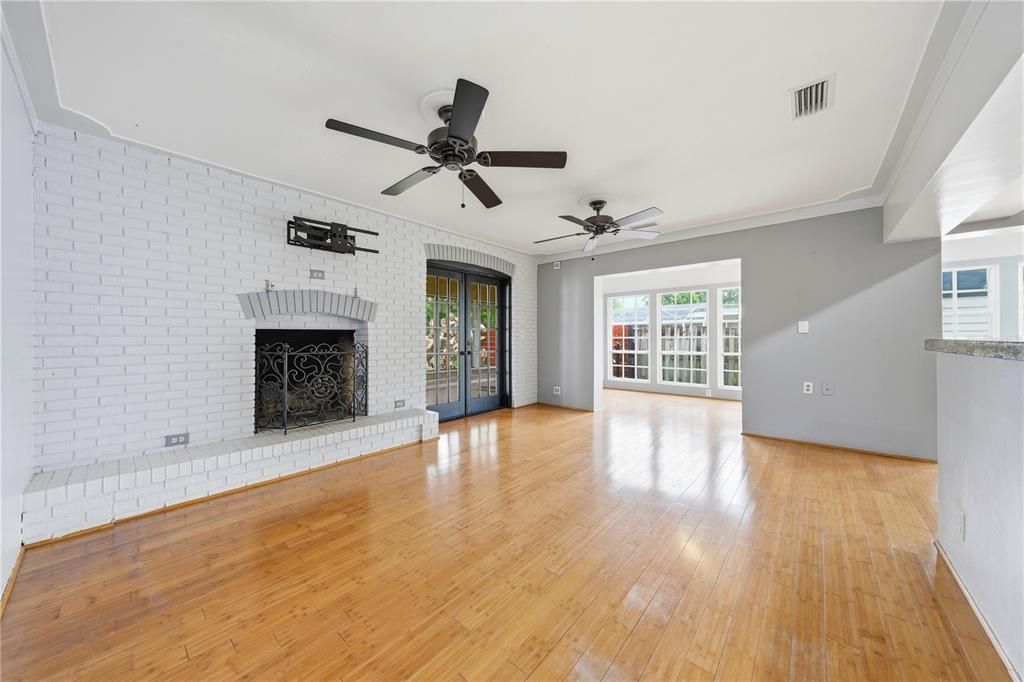 For Sale: $305,900 (2 beds, 2 baths, 1917 Square Feet)