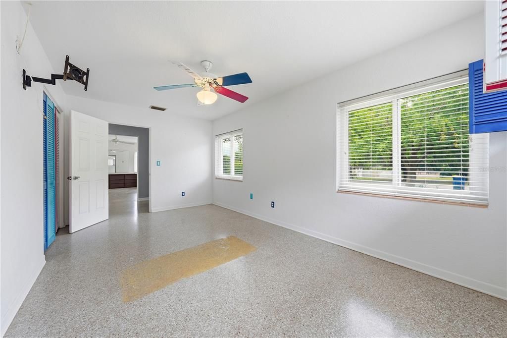 For Sale: $305,900 (2 beds, 2 baths, 1917 Square Feet)