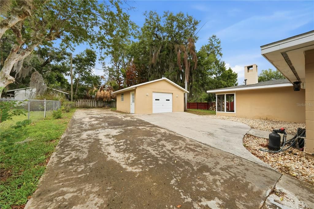 For Sale: $305,900 (2 beds, 2 baths, 1917 Square Feet)