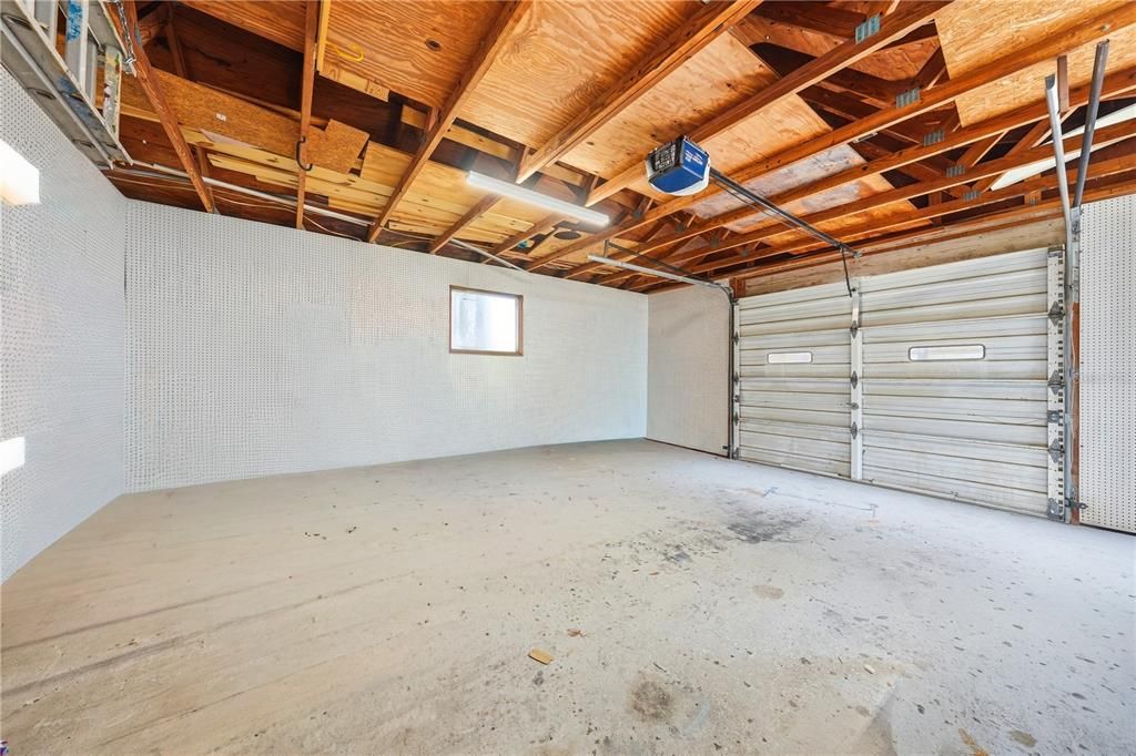 For Sale: $305,900 (2 beds, 2 baths, 1917 Square Feet)