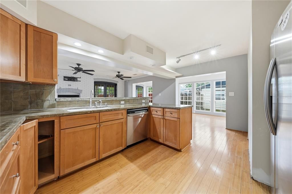For Sale: $305,900 (2 beds, 2 baths, 1917 Square Feet)