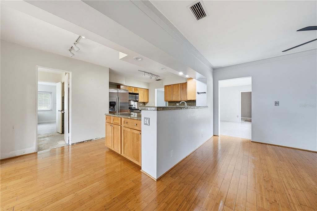 For Sale: $305,900 (2 beds, 2 baths, 1917 Square Feet)