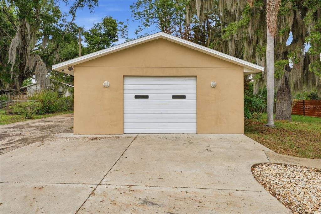 For Sale: $305,900 (2 beds, 2 baths, 1917 Square Feet)