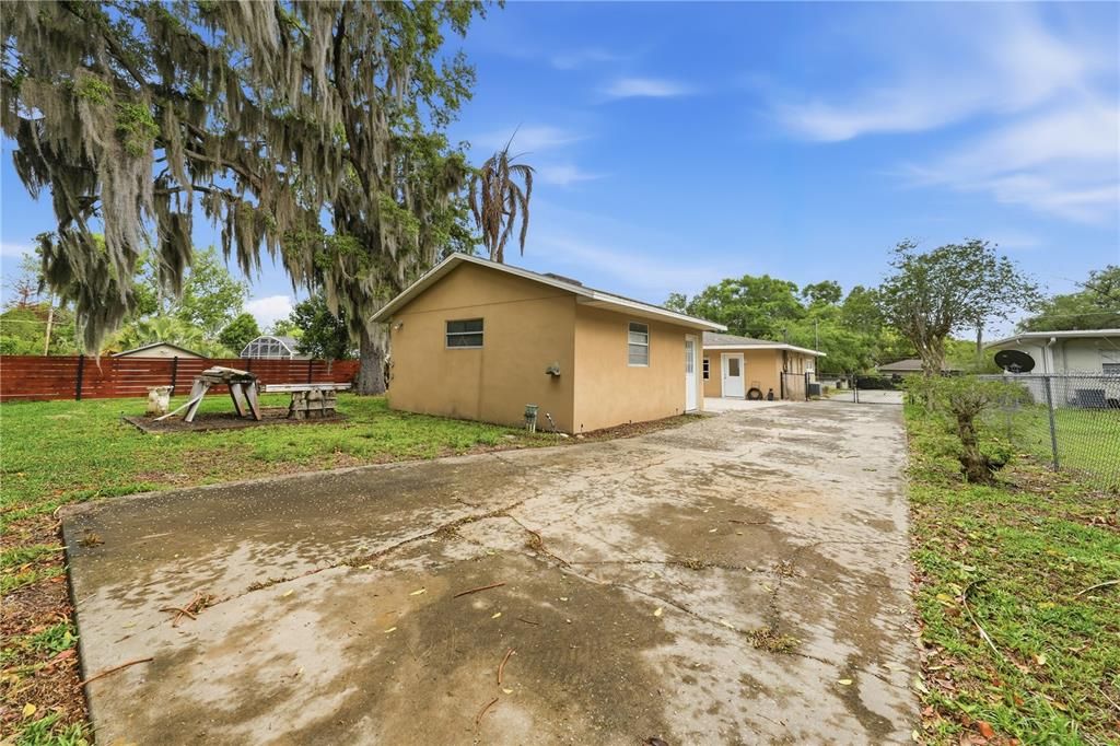 For Sale: $305,900 (2 beds, 2 baths, 1917 Square Feet)