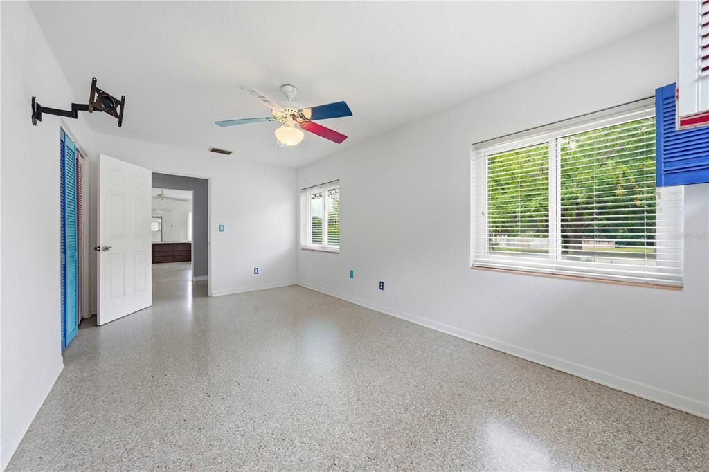 For Sale: $305,900 (2 beds, 2 baths, 1917 Square Feet)
