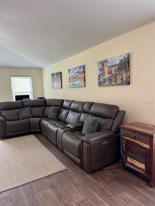 For Sale: $349,000 (3 beds, 2 baths, 1669 Square Feet)