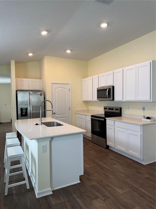For Sale: $349,000 (3 beds, 2 baths, 1669 Square Feet)