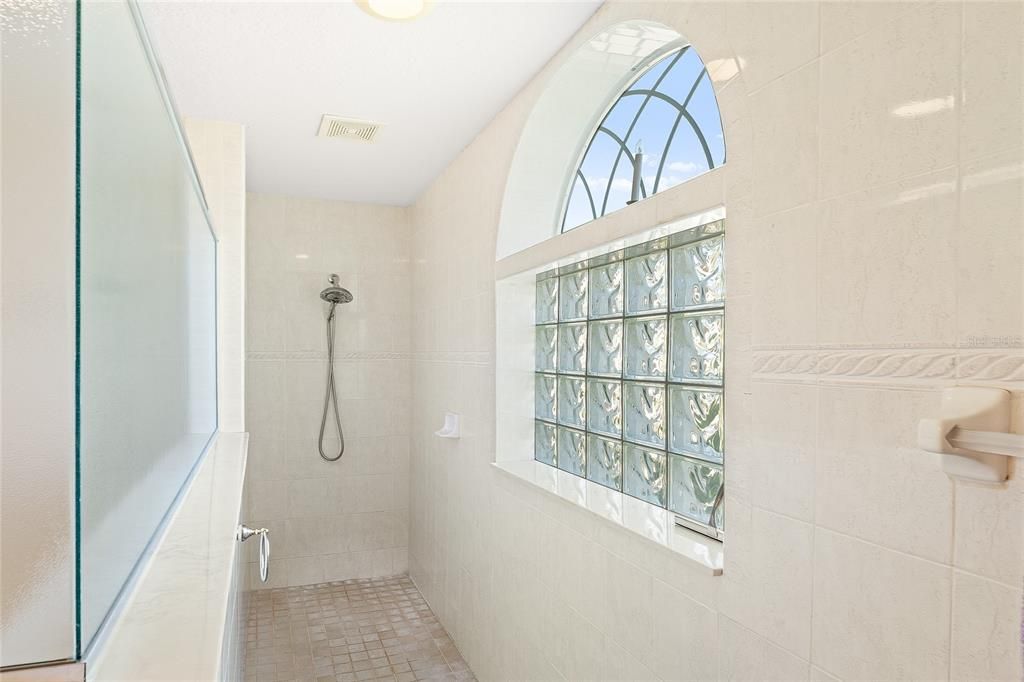 En Venta: $629,000 (4 camas, 4 baños, 3001 Pies cuadrados)