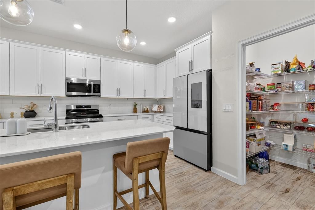 Activo con contrato: $535,000 (5 camas, 3 baños, 3164 Pies cuadrados)