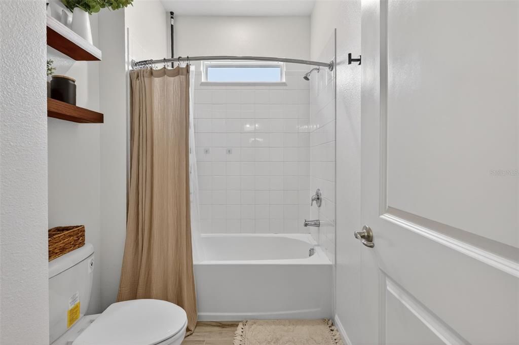 Activo con contrato: $535,000 (5 camas, 3 baños, 3164 Pies cuadrados)