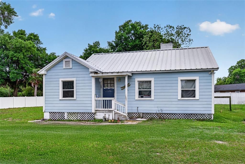 Active With Contract: $215,000 (3 beds, 1 baths, 960 Square Feet)