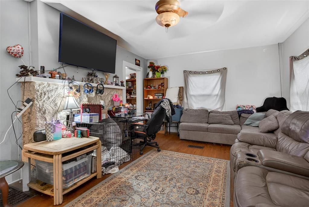 Active With Contract: $215,000 (3 beds, 1 baths, 960 Square Feet)