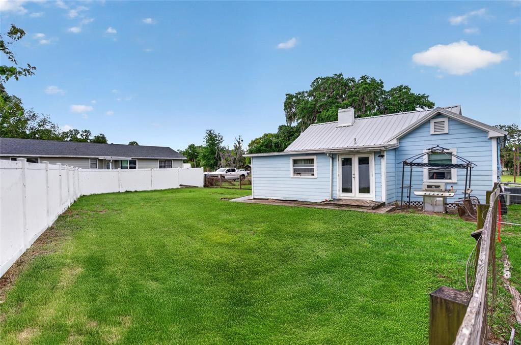 Active With Contract: $215,000 (3 beds, 1 baths, 960 Square Feet)