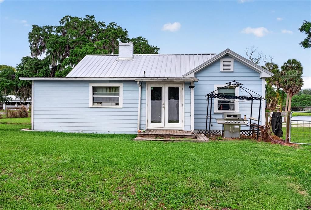 Active With Contract: $215,000 (3 beds, 1 baths, 960 Square Feet)