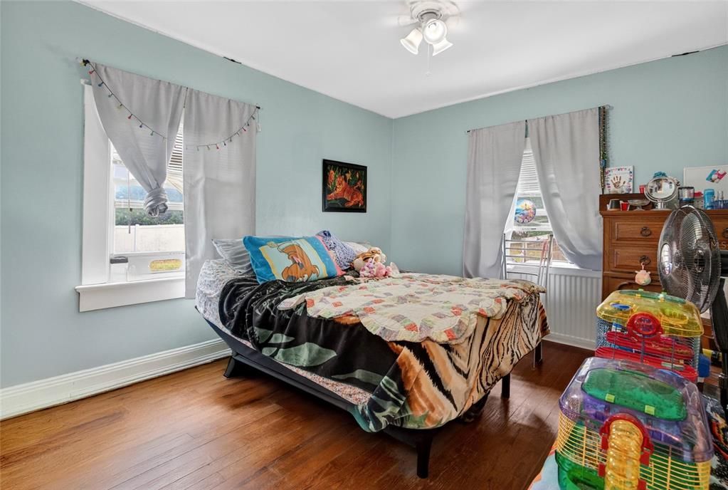 Active With Contract: $215,000 (3 beds, 1 baths, 960 Square Feet)