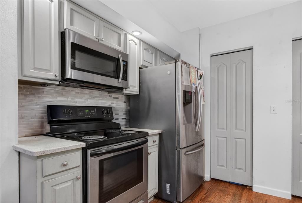 Active With Contract: $215,000 (3 beds, 1 baths, 960 Square Feet)