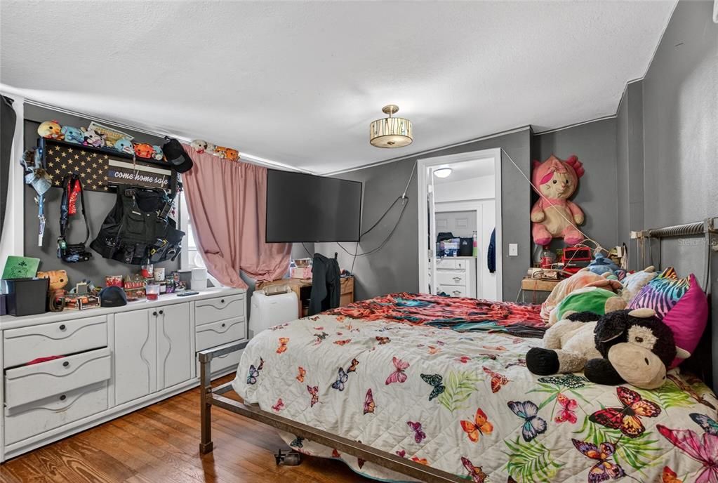 Active With Contract: $215,000 (3 beds, 1 baths, 960 Square Feet)