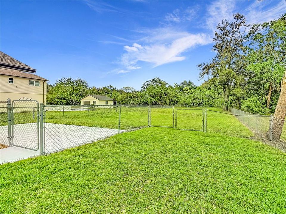 For Sale: $219,900 (2 beds, 1 baths, 812 Square Feet)