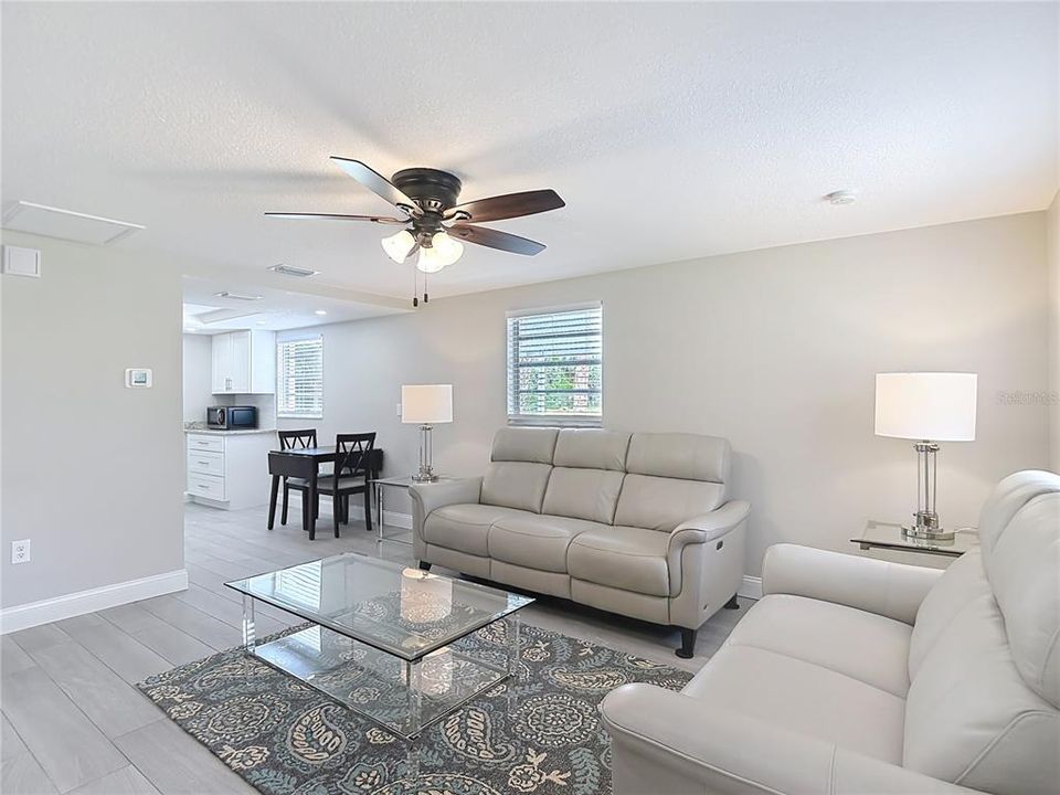 For Sale: $219,900 (2 beds, 1 baths, 812 Square Feet)