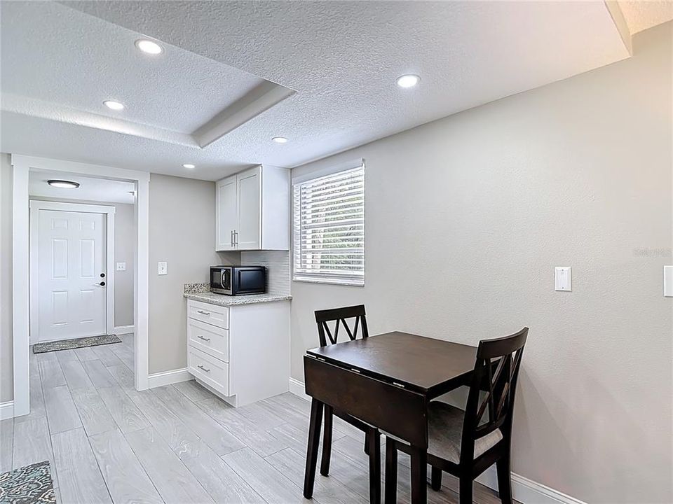 For Sale: $219,900 (2 beds, 1 baths, 812 Square Feet)