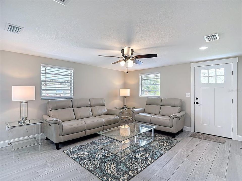 For Sale: $219,900 (2 beds, 1 baths, 812 Square Feet)