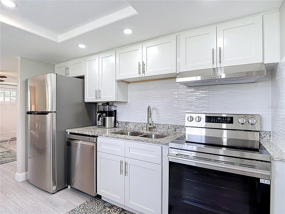 For Sale: $219,900 (2 beds, 1 baths, 812 Square Feet)