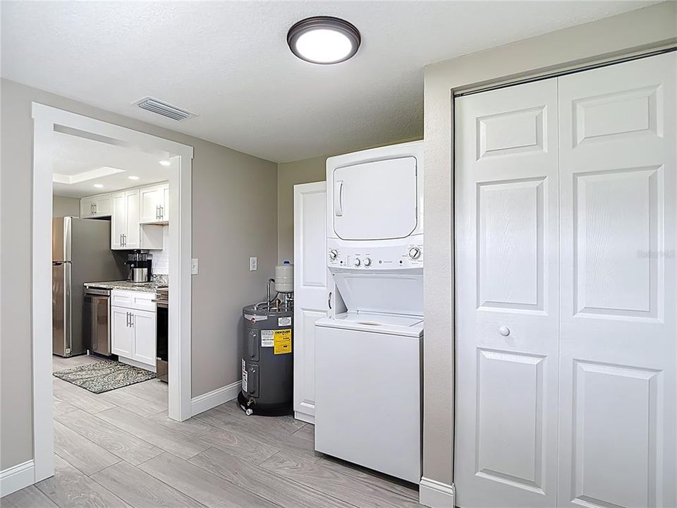 For Sale: $219,900 (2 beds, 1 baths, 812 Square Feet)