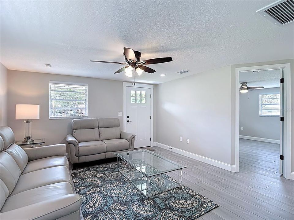 For Sale: $219,900 (2 beds, 1 baths, 812 Square Feet)