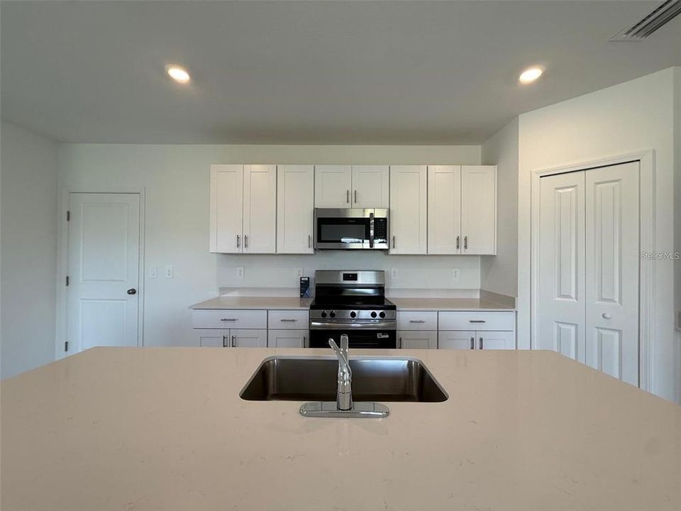 For Rent: $2,075 (4 beds, 2 baths, 2028 Square Feet)