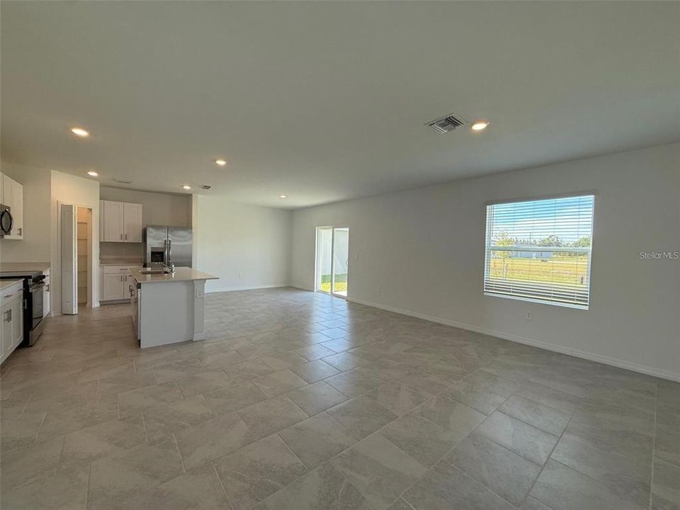 For Rent: $2,075 (4 beds, 2 baths, 2028 Square Feet)