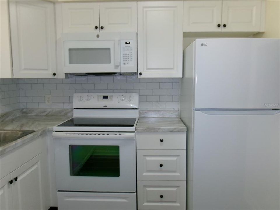 For Sale: $170,000 (2 beds, 1 baths, 975 Square Feet)