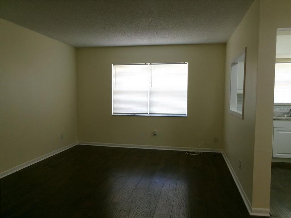 For Sale: $170,000 (2 beds, 1 baths, 975 Square Feet)
