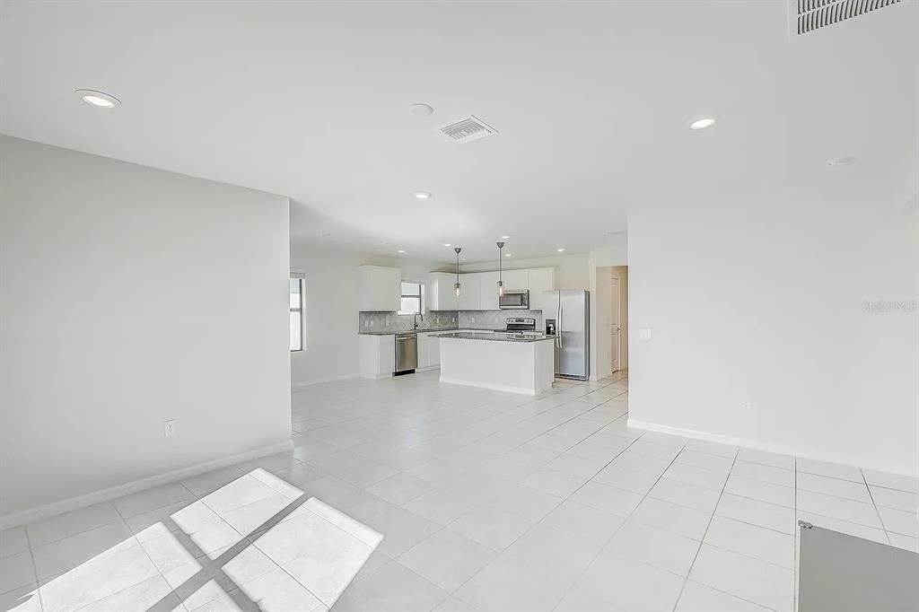 For Rent: $2,350 (4 beds, 2 baths, 1850 Square Feet)