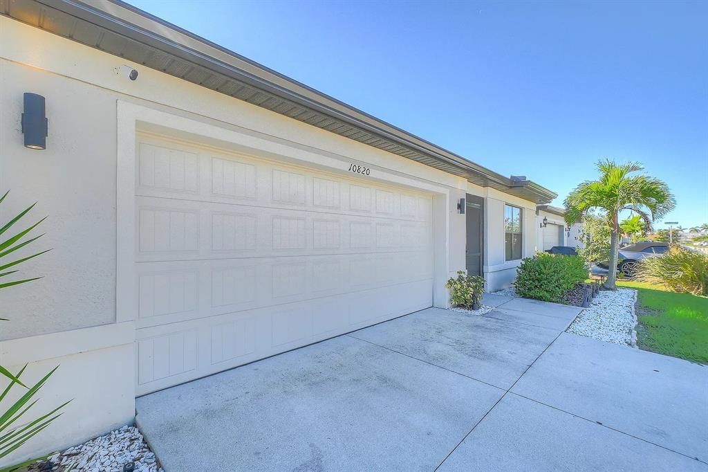 For Rent: $2,350 (4 beds, 2 baths, 1850 Square Feet)