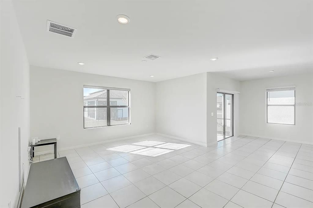 For Rent: $2,350 (4 beds, 2 baths, 1850 Square Feet)