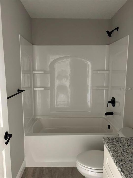 Activo con contrato: $237,900 (3 camas, 2 baños, 1405 Pies cuadrados)
