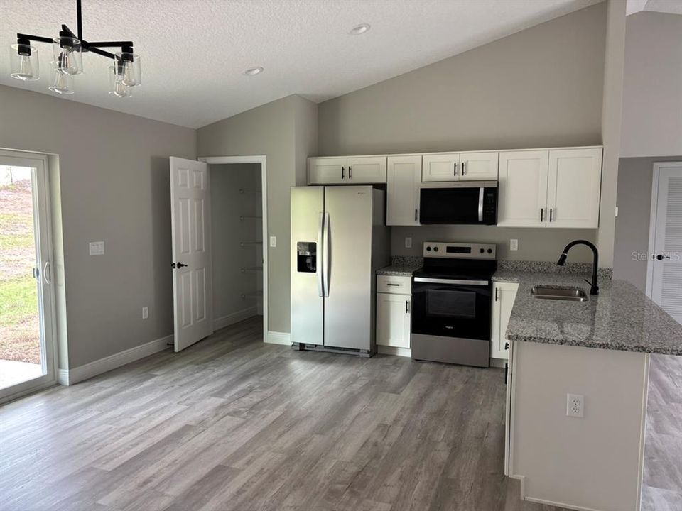 Activo con contrato: $237,900 (3 camas, 2 baños, 1405 Pies cuadrados)