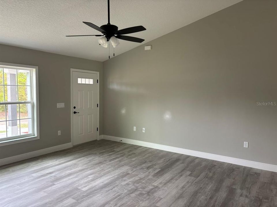 Activo con contrato: $237,900 (3 camas, 2 baños, 1405 Pies cuadrados)