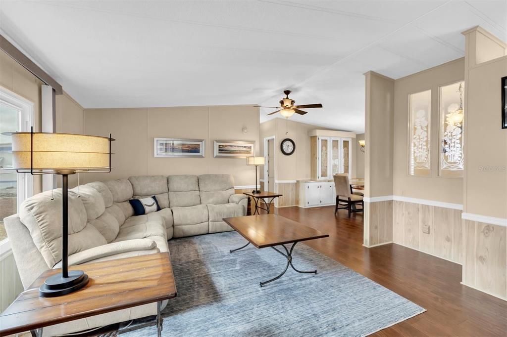 Active With Contract: $154,999 (2 beds, 2 baths, 1100 Square Feet)