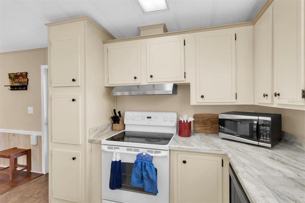 Active With Contract: $154,999 (2 beds, 2 baths, 1100 Square Feet)
