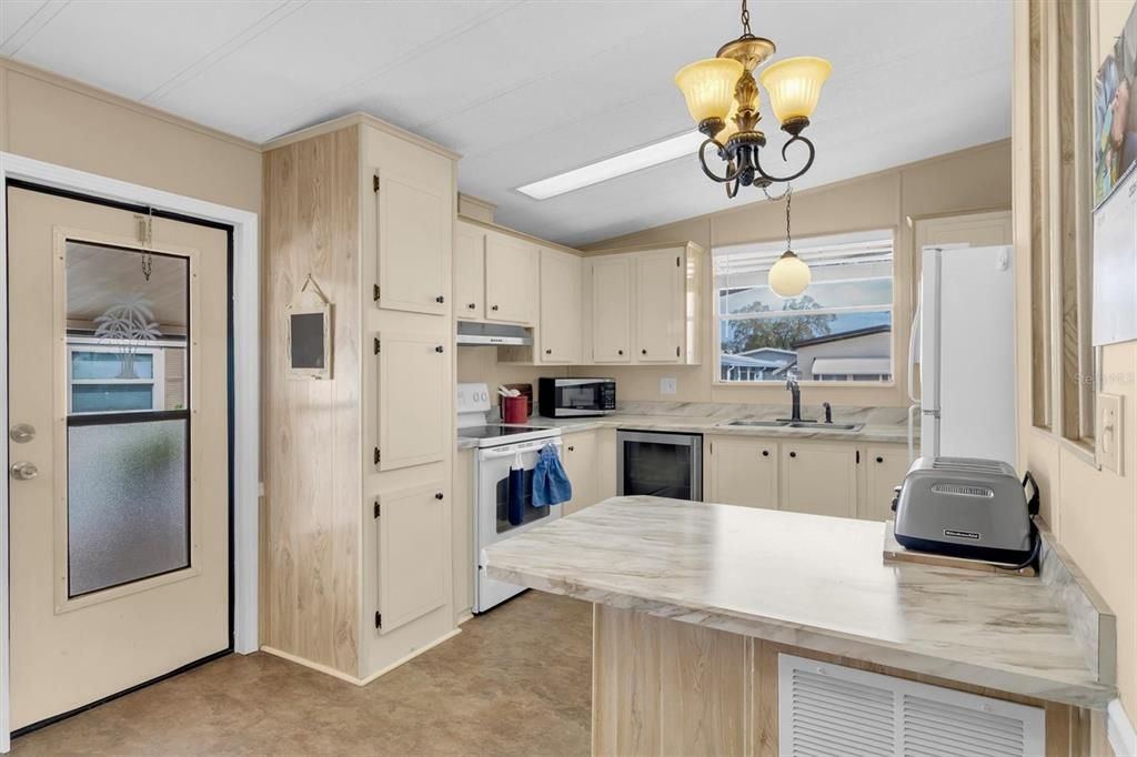 Active With Contract: $154,999 (2 beds, 2 baths, 1100 Square Feet)
