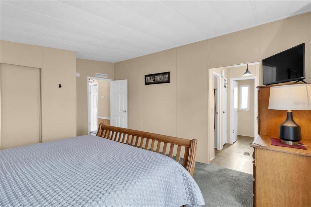 Active With Contract: $154,999 (2 beds, 2 baths, 1100 Square Feet)