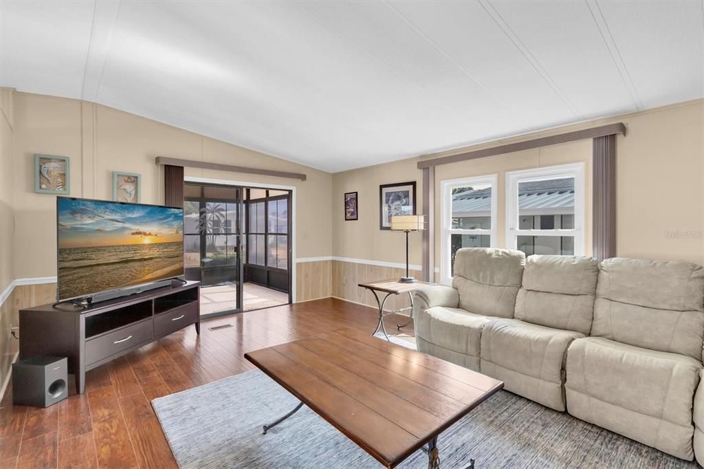 Active With Contract: $154,999 (2 beds, 2 baths, 1100 Square Feet)
