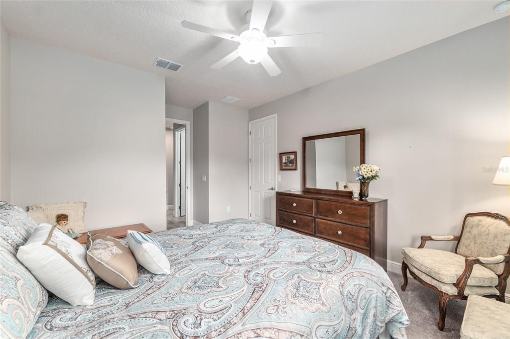 Activo con contrato: $445,000 (3 camas, 3 baños, 2814 Pies cuadrados)
