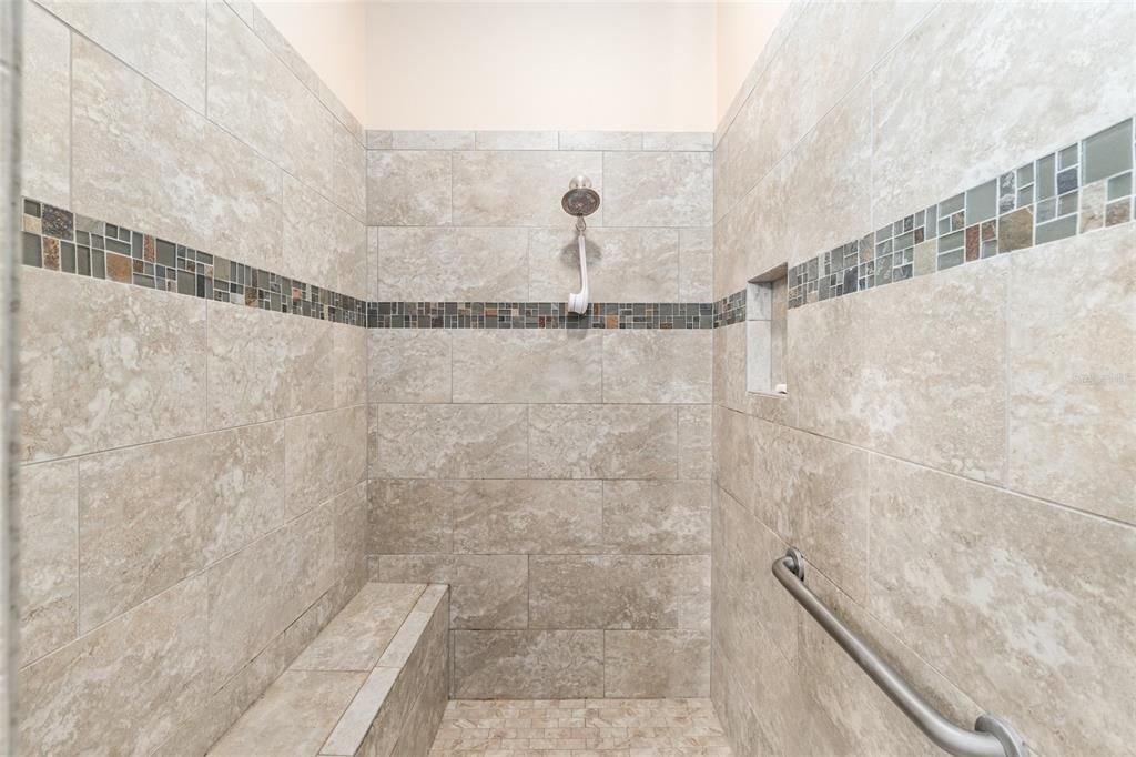 Activo con contrato: $445,000 (3 camas, 3 baños, 2814 Pies cuadrados)
